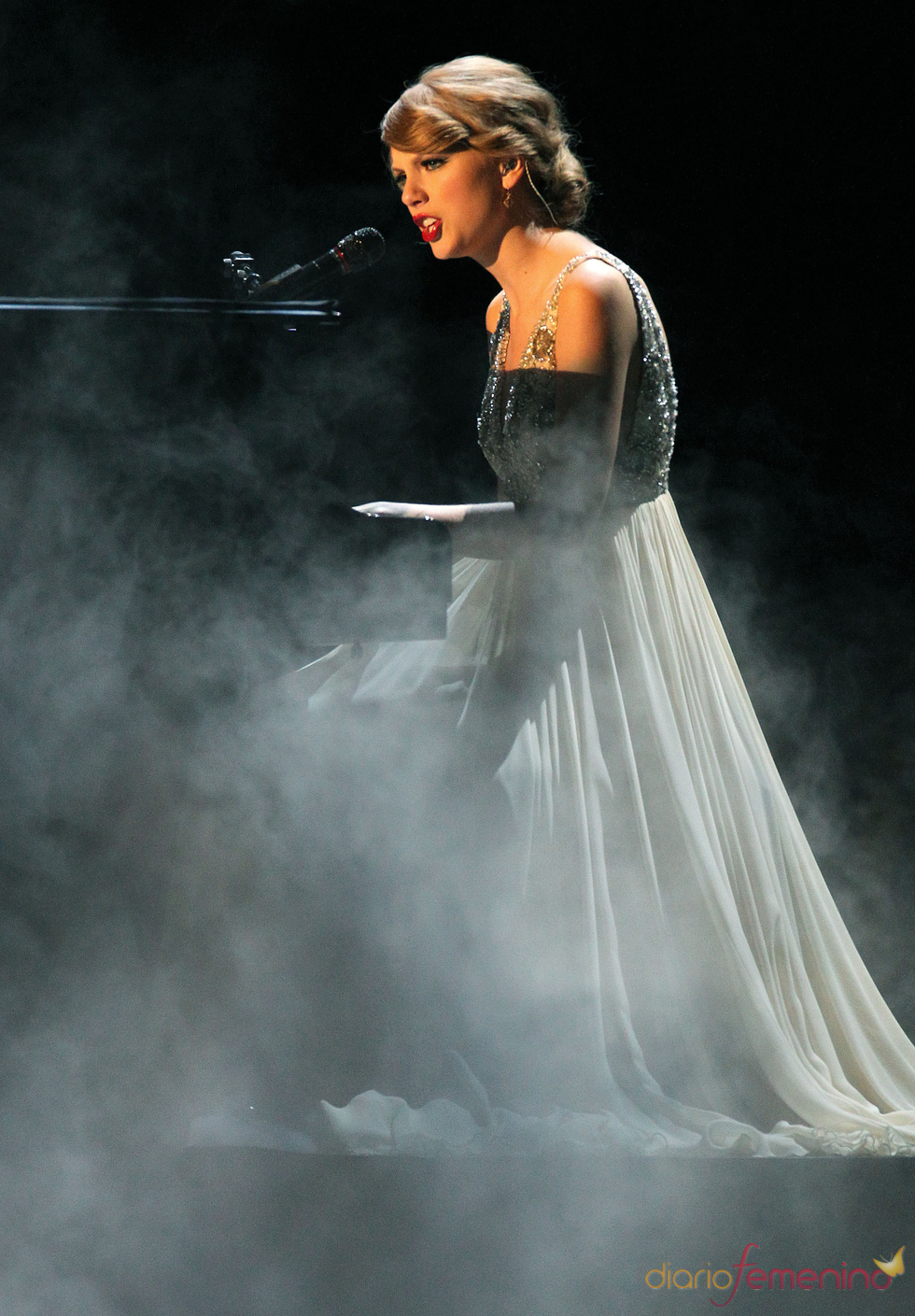 Taylor Swift en concierto en los 44 Country Music Awards en Nashville