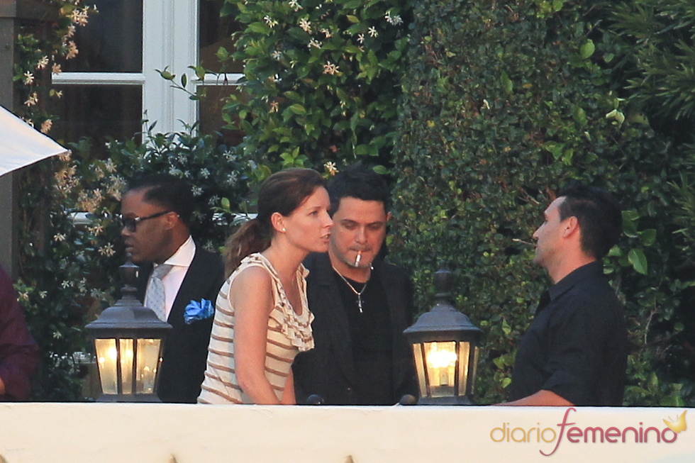 Alejandro Sanz y su novia en el bautizo de la hija de David Bisbal