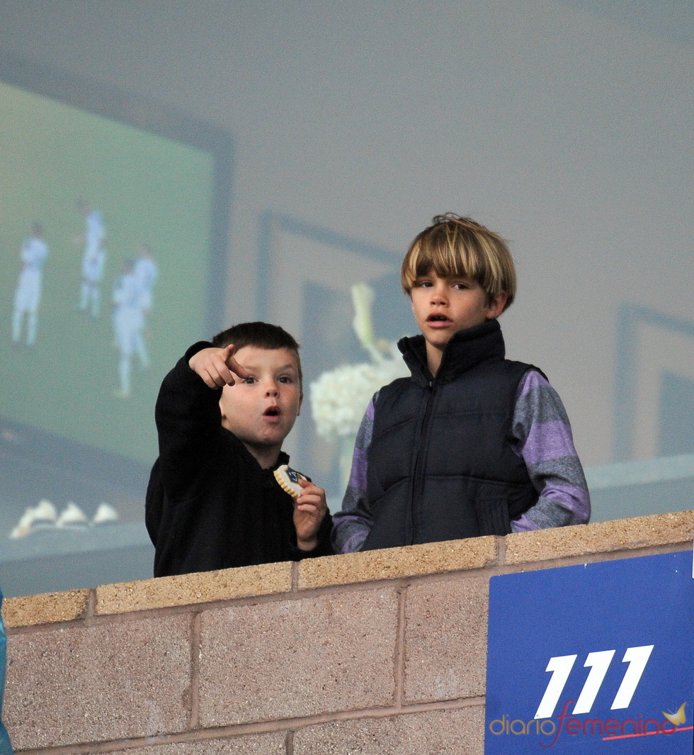 Romeo y Cruz Beckham en un partido de fútbol