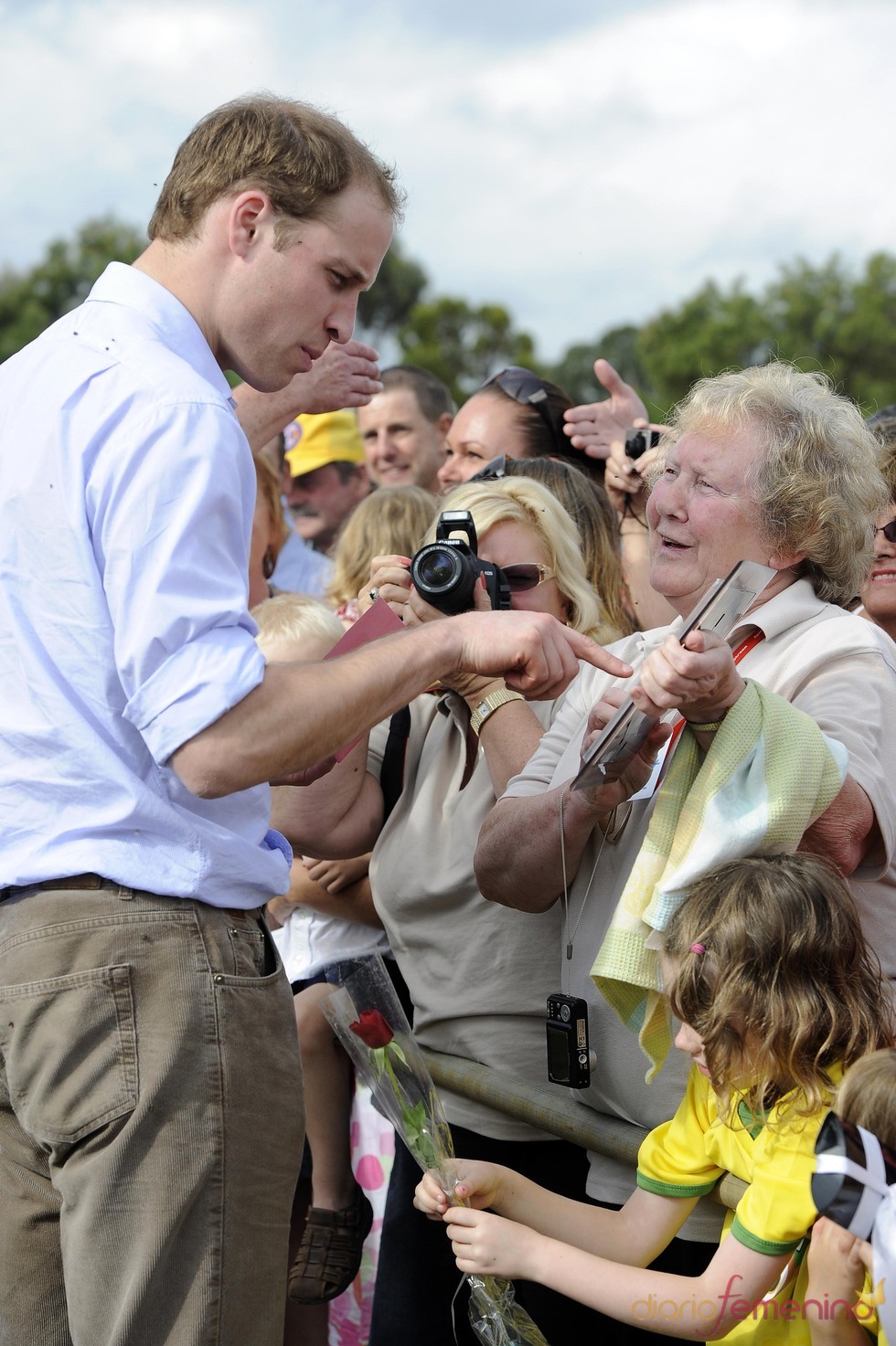 Guillermo de Inglaterra visita las zonas afectadas por las riadas en Australia