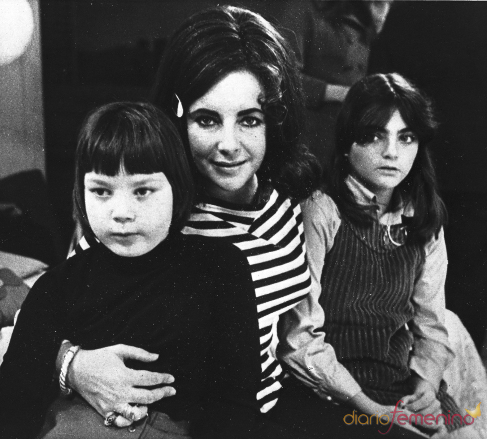 Elisabeth Taylor junto a sus dos hijas en 1968
