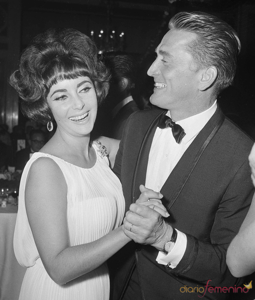Elisabeth Taylor bailando con Kirk Douglas en 1961