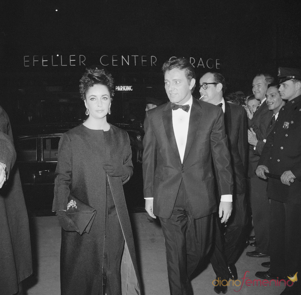 Elisabeth Taylor y marido Richard Burton en 1964