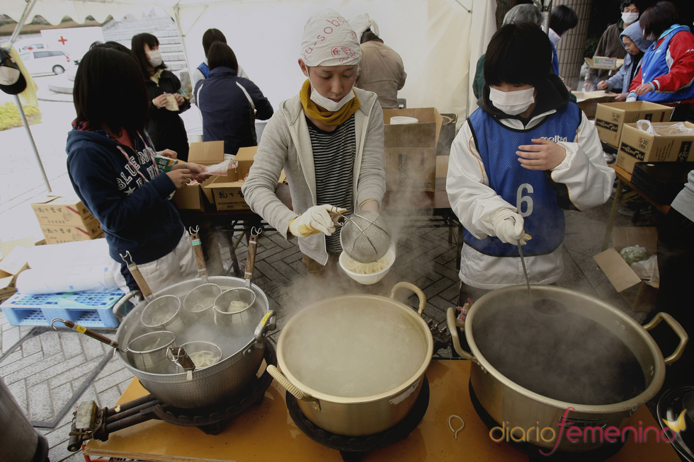 Dos voluntarios preparando comida en Fukushima