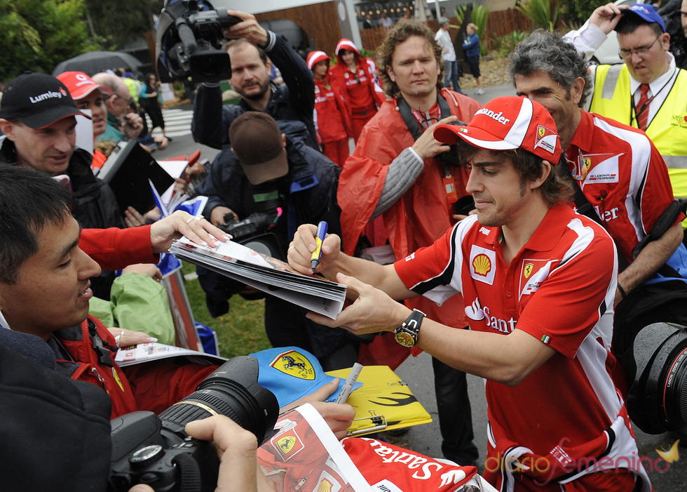 Fernando Alonso firma autógrafos en Australia