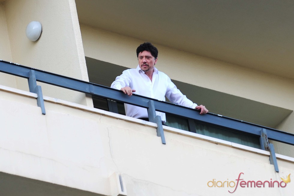 Carlos Bardem se asoma al balcón de su hotel a su llegada al Festival de Málaga