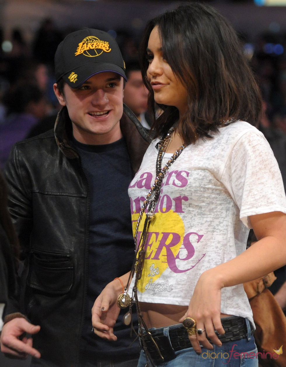 Vanessa Hudgens y Josh Hutcherson en un partido de Los Angeles Lakers