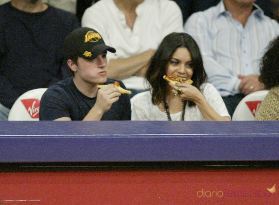 Vanessa Hudgens y Josh Hutcherson comiendo pizza durante un partido de Los Angeles Lakers