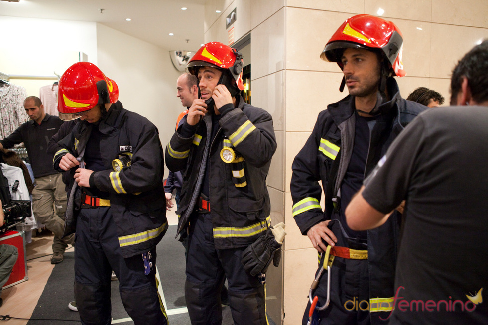 Hugo Silva es el bombero Alex en 'Lo contrario al amor'
