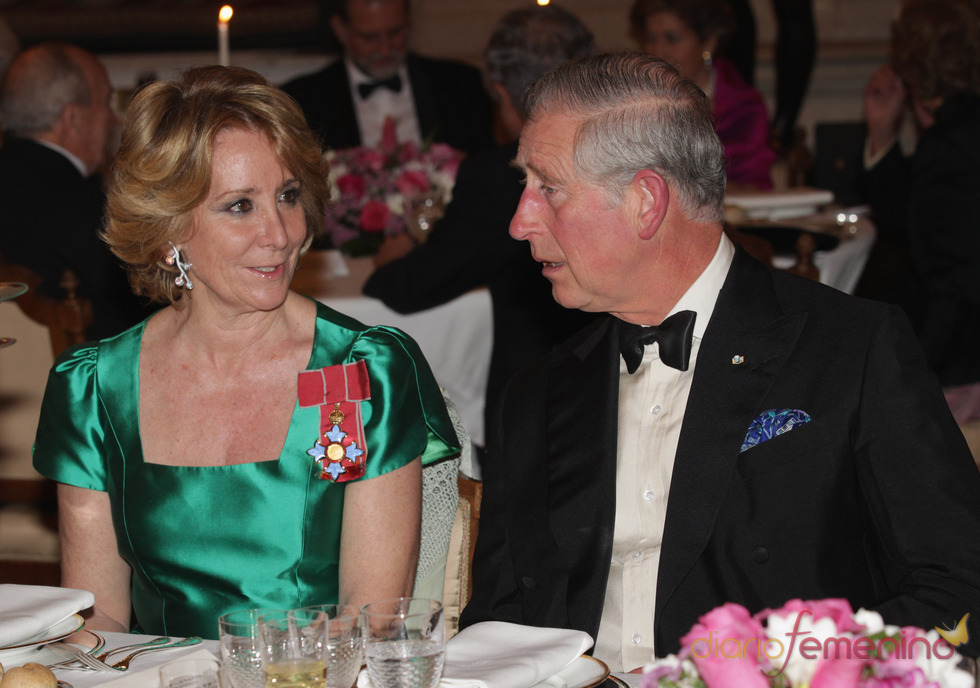 Carlos de Inglaterra charla con Esperanza Aguirre en la cena de gala