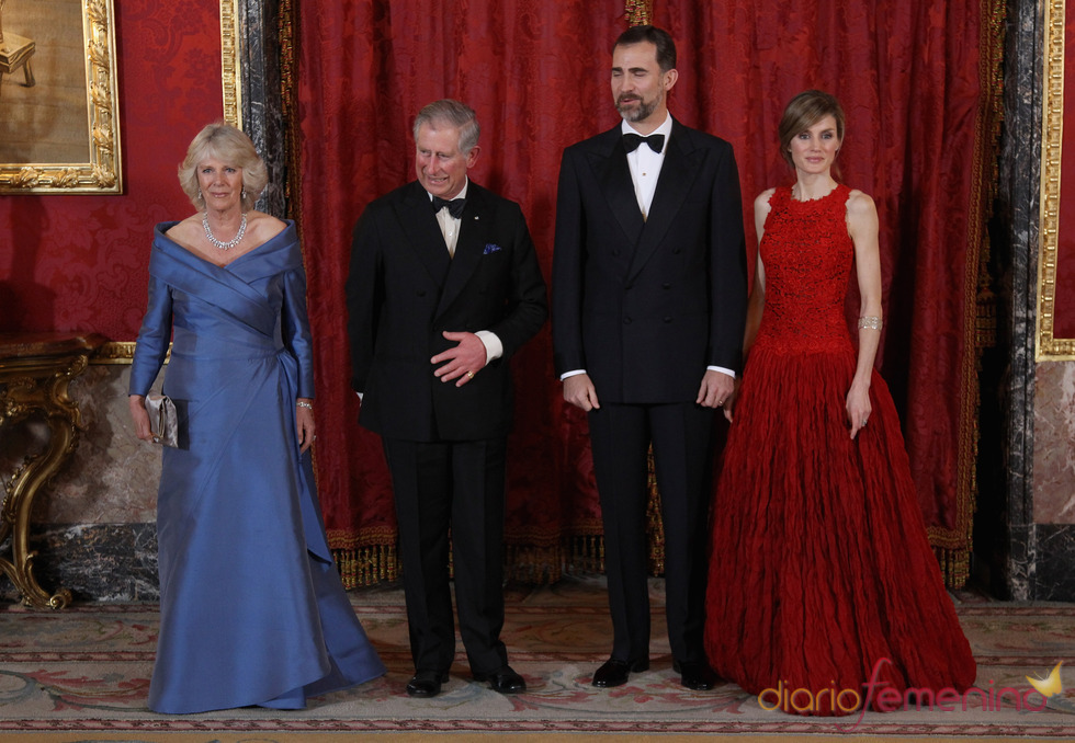 Felipe y Letizia con Carlos y Camilla Parker Bowles en el Palacio Real