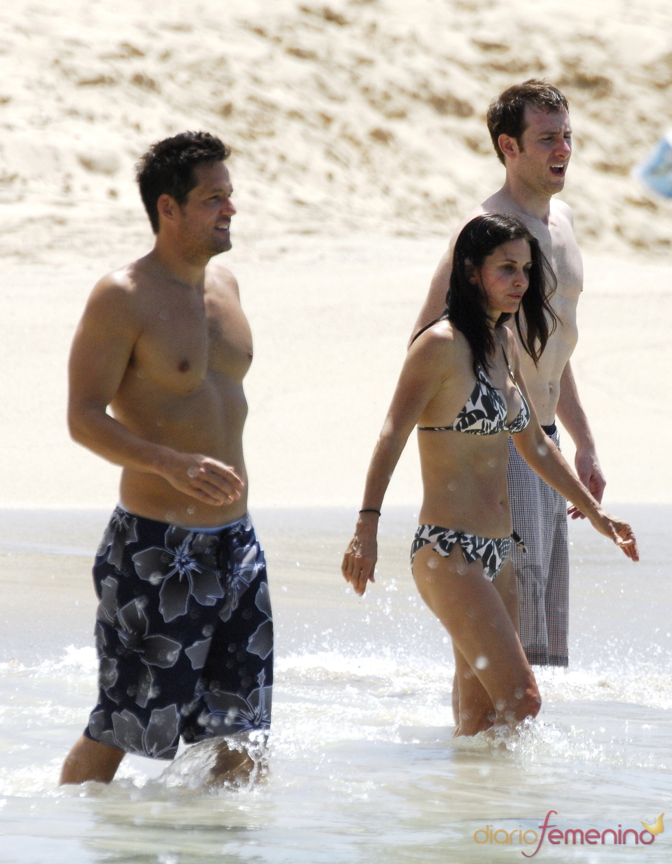 Courteney Cox y Josh Hopkins se divierten en la playa juntos