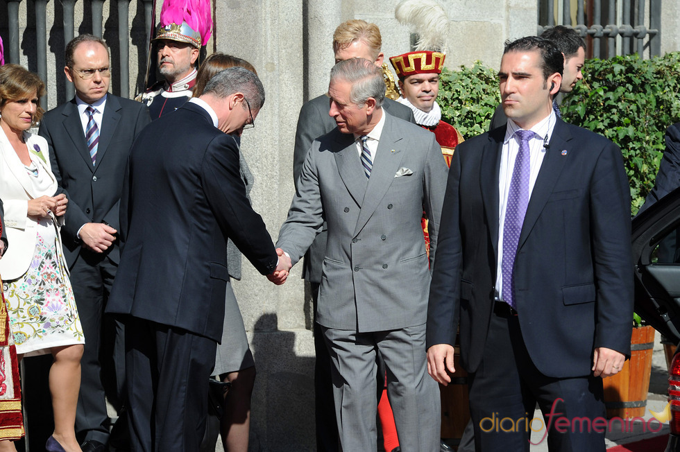 El alcalde de Madrid saluda al Príncipe Carlos de Inglaterra