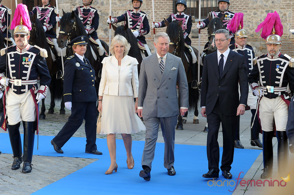 El Príncipe Carlos, la Duquesa de Cornualles y el Alcalde de Madrid