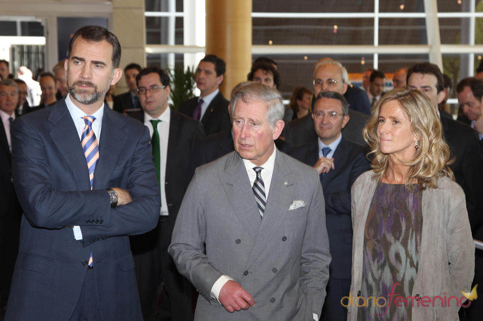 El Príncipe Felipe, el Príncipe Carlos y la ministra de Ciencia en Repsol
