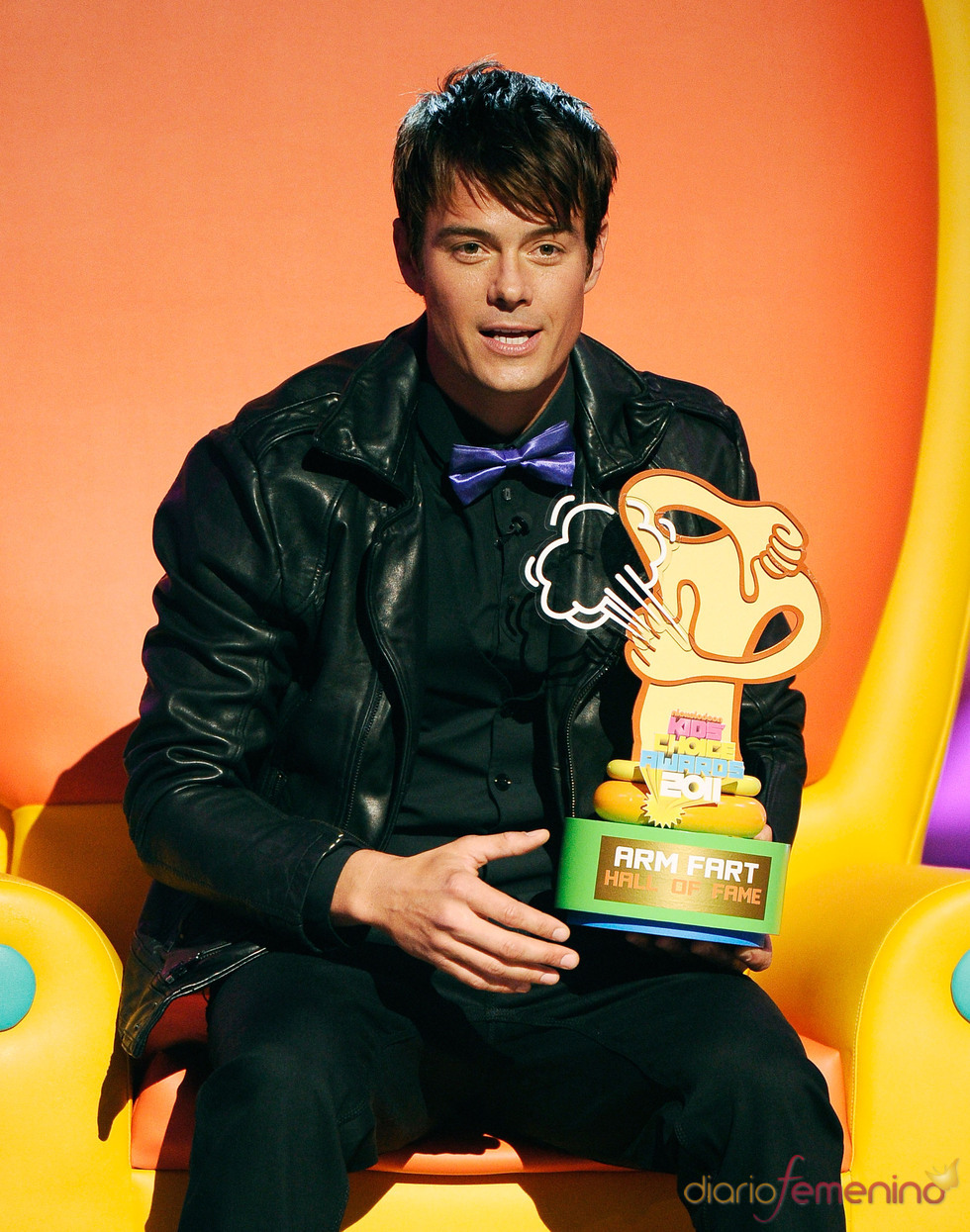Josh Duhamel recoge su premio en los Kids' Choice Awards