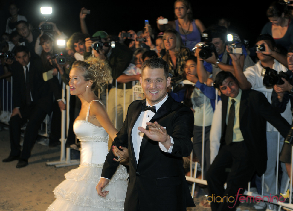 Michael Bublé y Luisana Lopilato arropados por decenas de fans en su boda