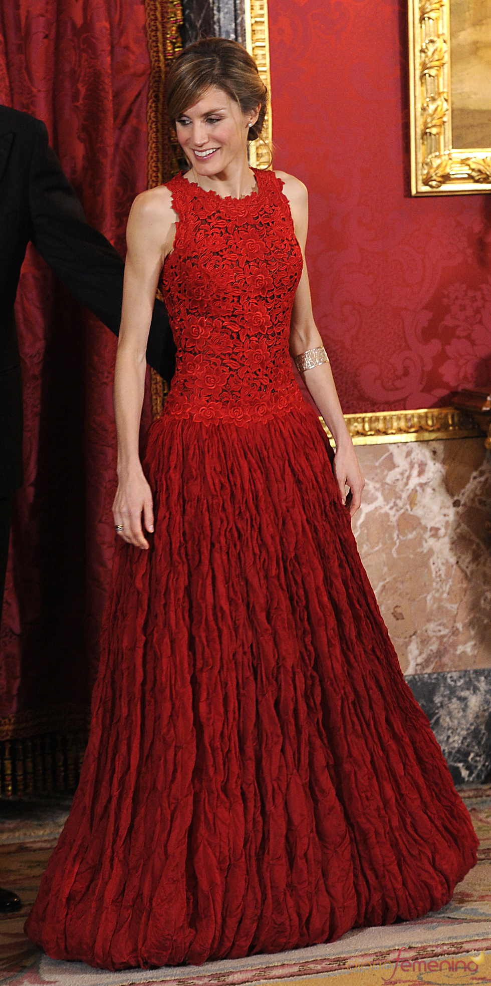 Letizia Ortiz, de rojo en la cena de gala en honor al Príncipe de Gales