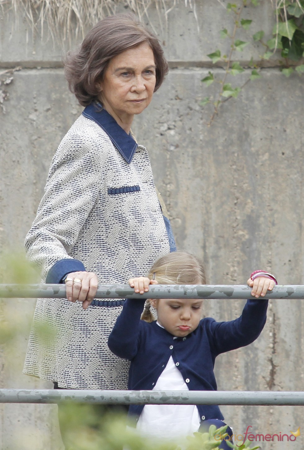 La Reina Sofía y su nieta la Infanta Sofía en el zoo de Madrid