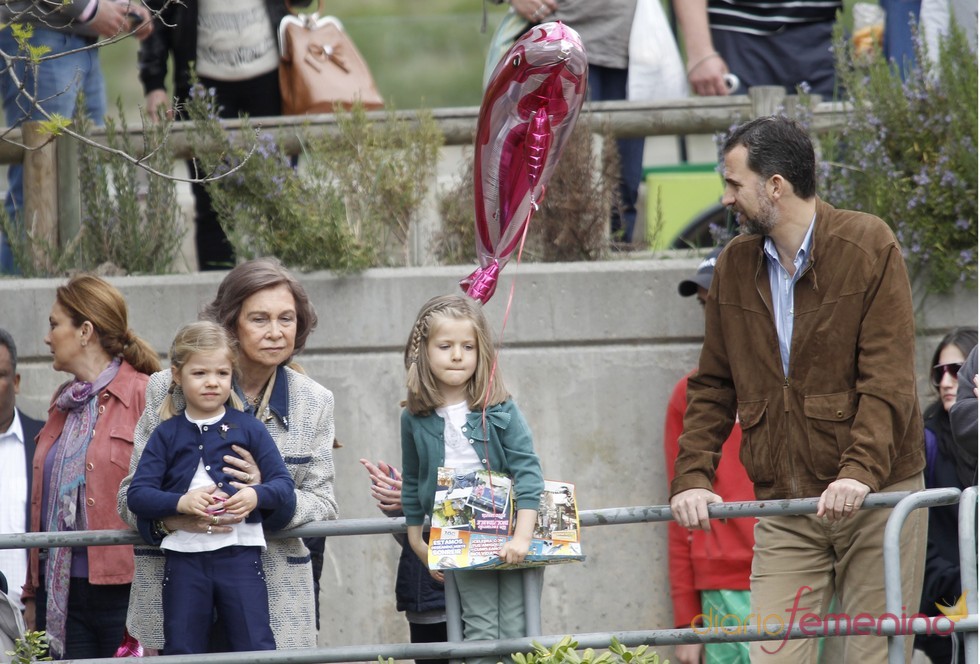 La Reina Sofía, el Príncipe Felipe y las Infantas Leonor y Sofía en el zoo de Madrid
