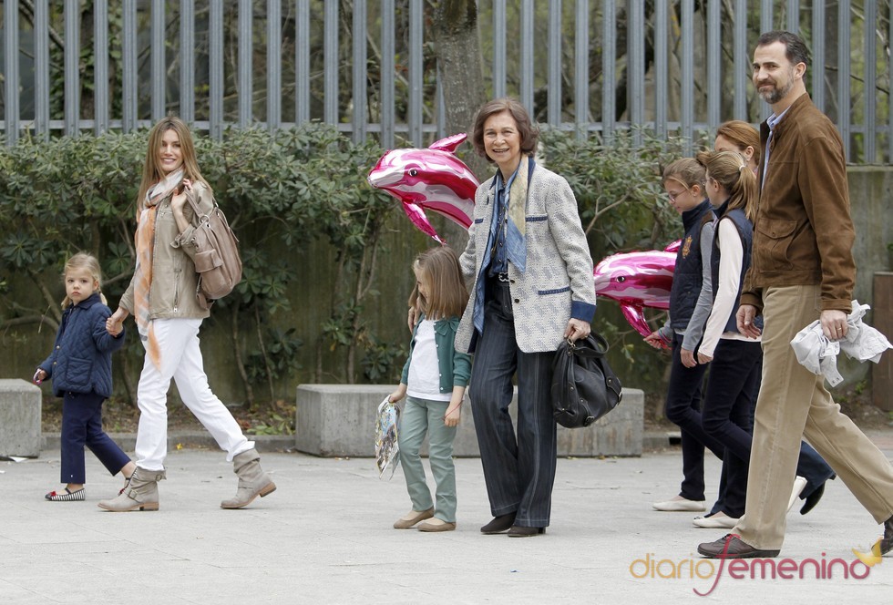La Reina Sofía, los Príncipes de Asturias y sus hijas Leonor y Sofía en el zoo