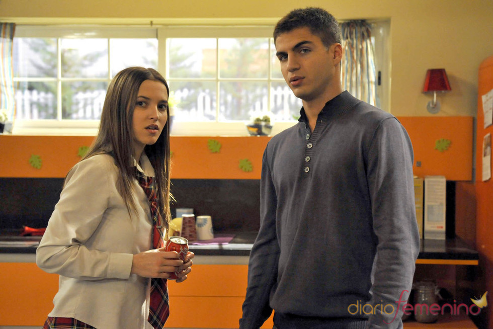 Maxi Iglesias y Ana Fernández en 'Los Protegidos'