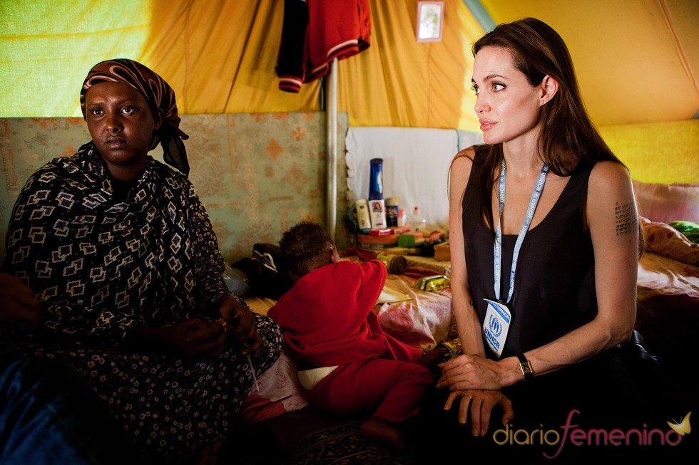 Angelina Jolie visita a refugiados libios en Túnez