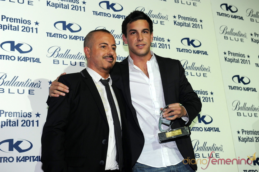 Mario Casas posando en los Premios Kapital 2011