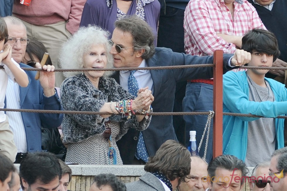 Cayetana de Alba y Alfonso Díez disfrutan del Festival Taurino