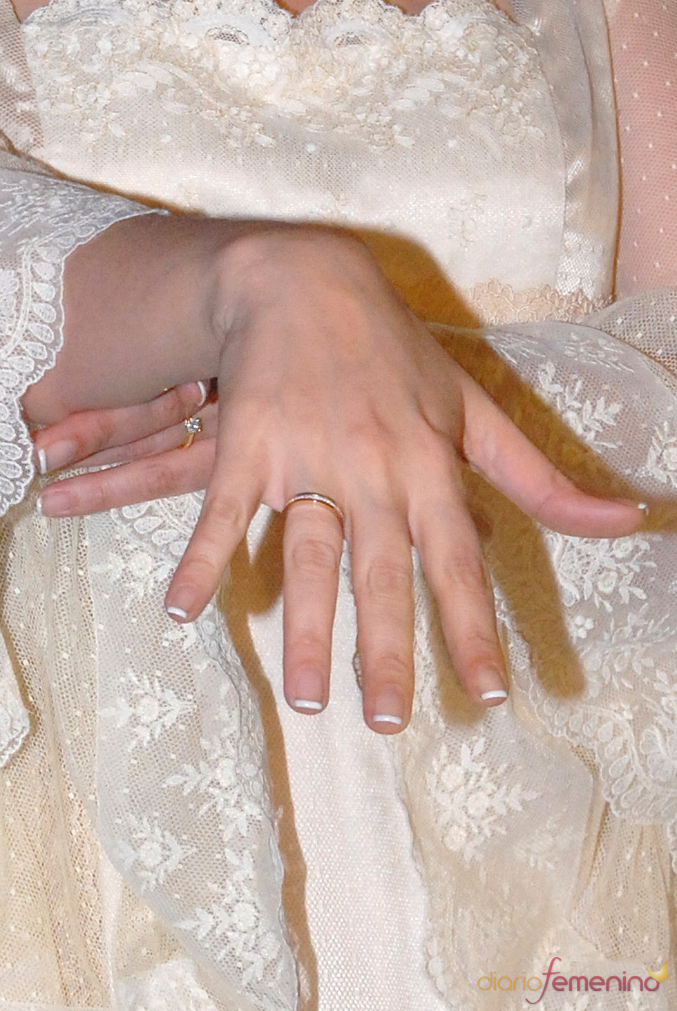 Chayo Mohedano presumiendo de anillo el día de su boda