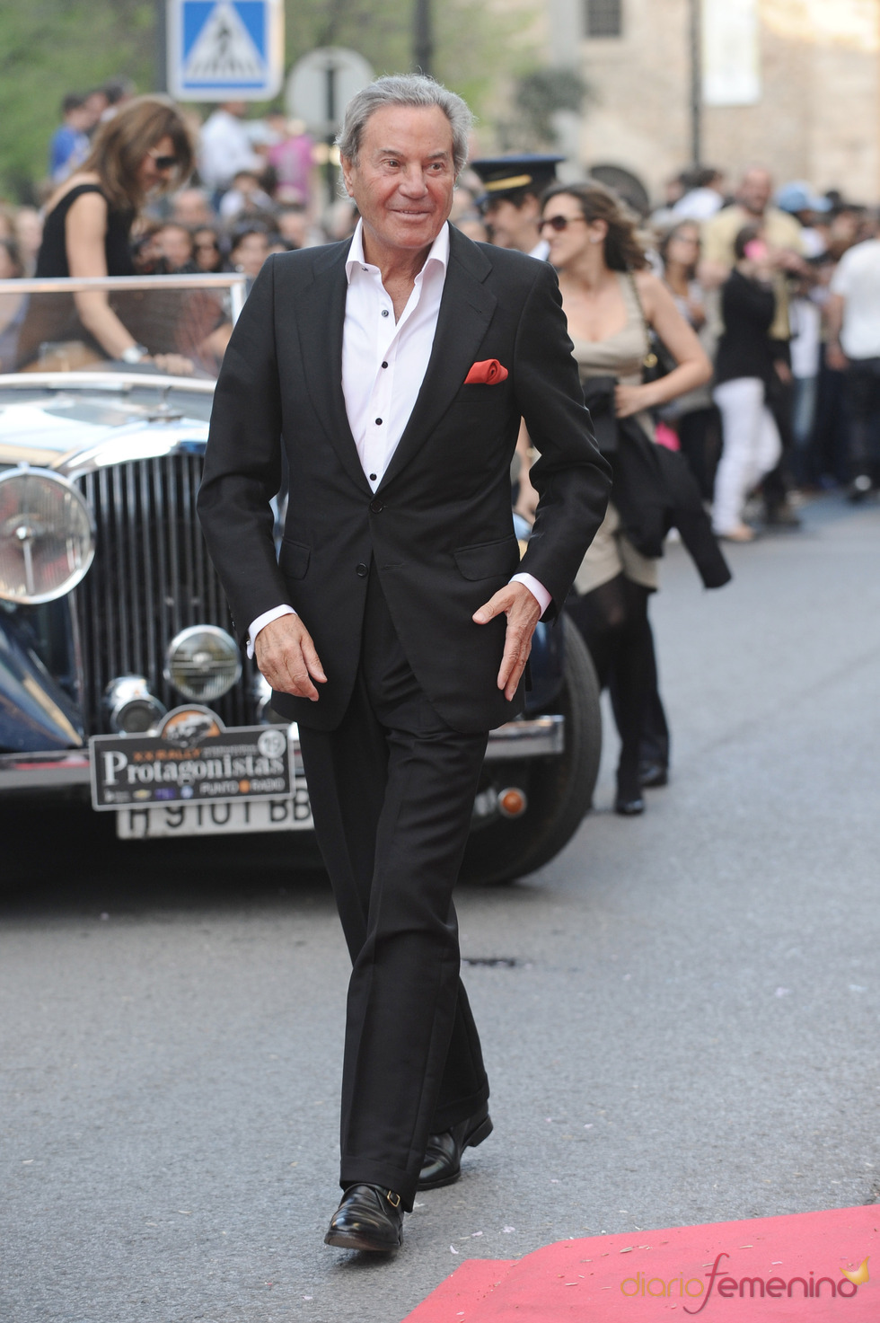 Arturo Fernández a su llegada a la gala de los Micrófonos de Oro 2011