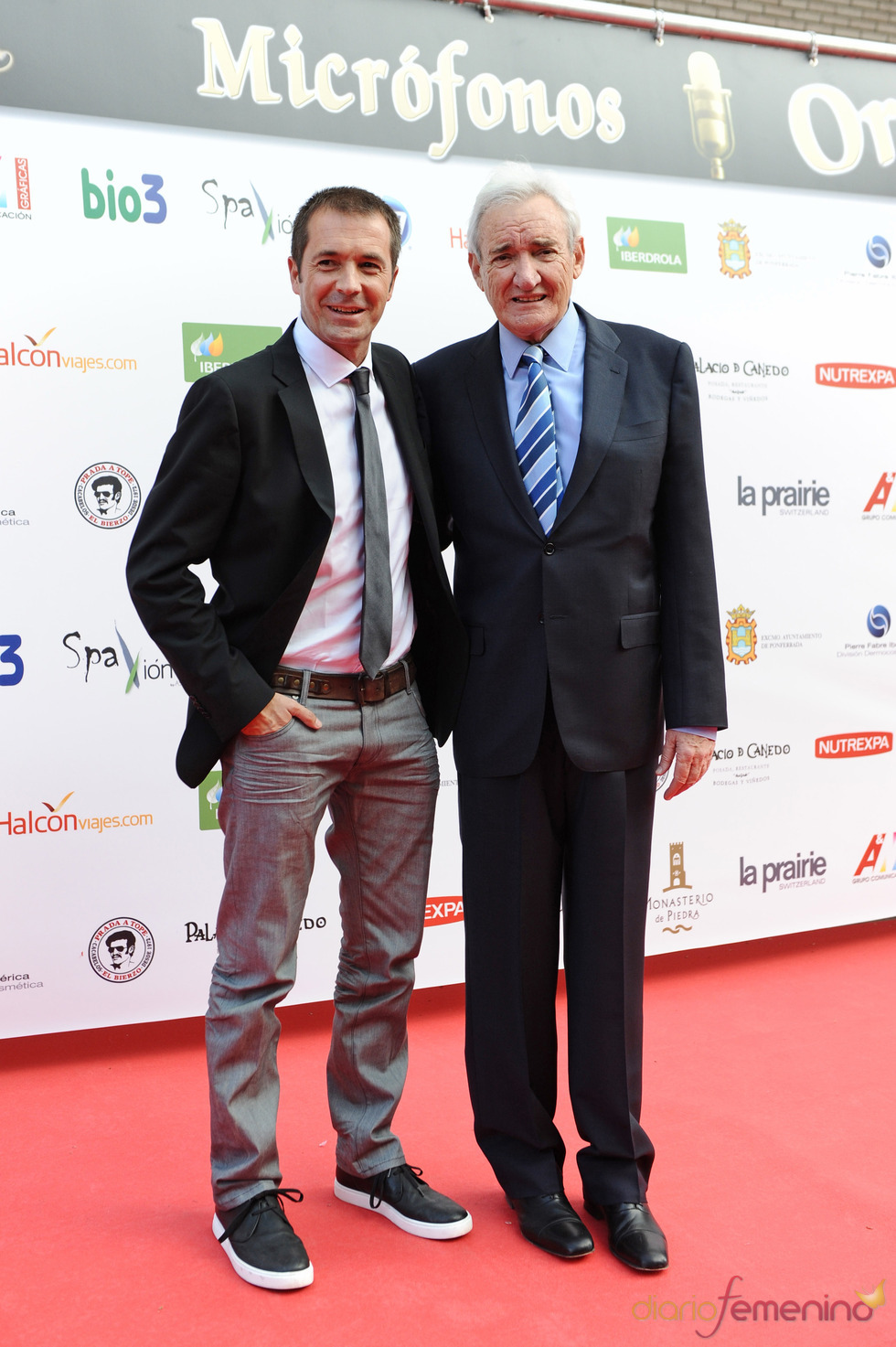 Manu Carreño posa con Luis del Olmo a su llegada a los Micrófonos de Oro 2011