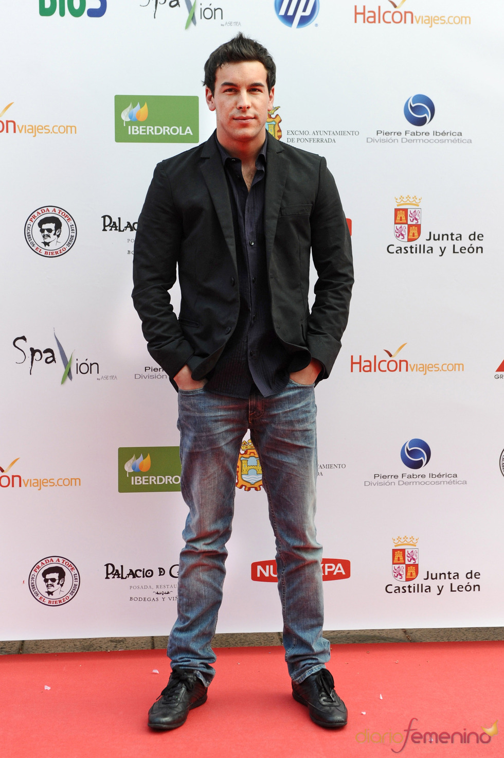 Mario Casas posa a su llegada a los premios Micrófono de Oro 2011