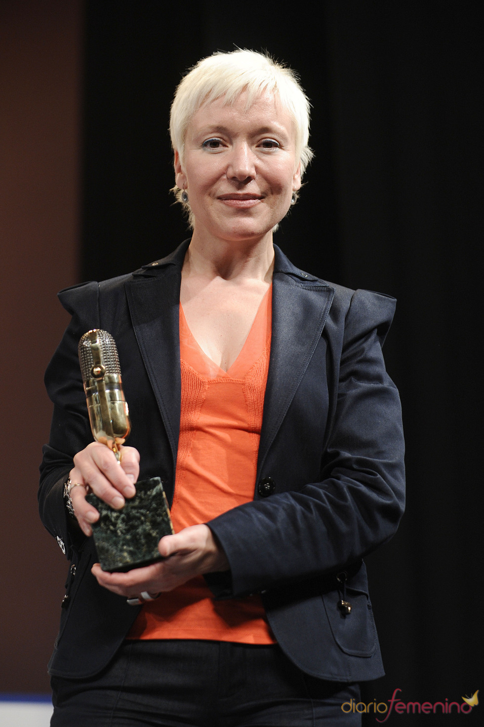 Rosa María Molló posa con su Micrófono de Oro 2011