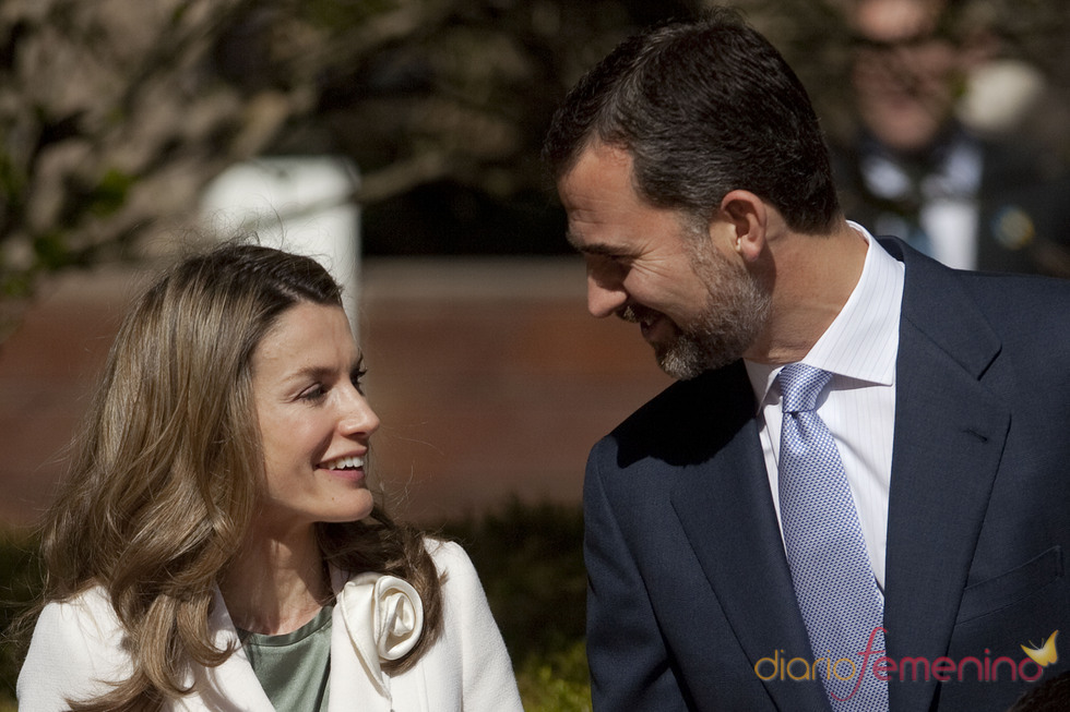 Los Príncipes de Asturias charlan durante su visita a Israel