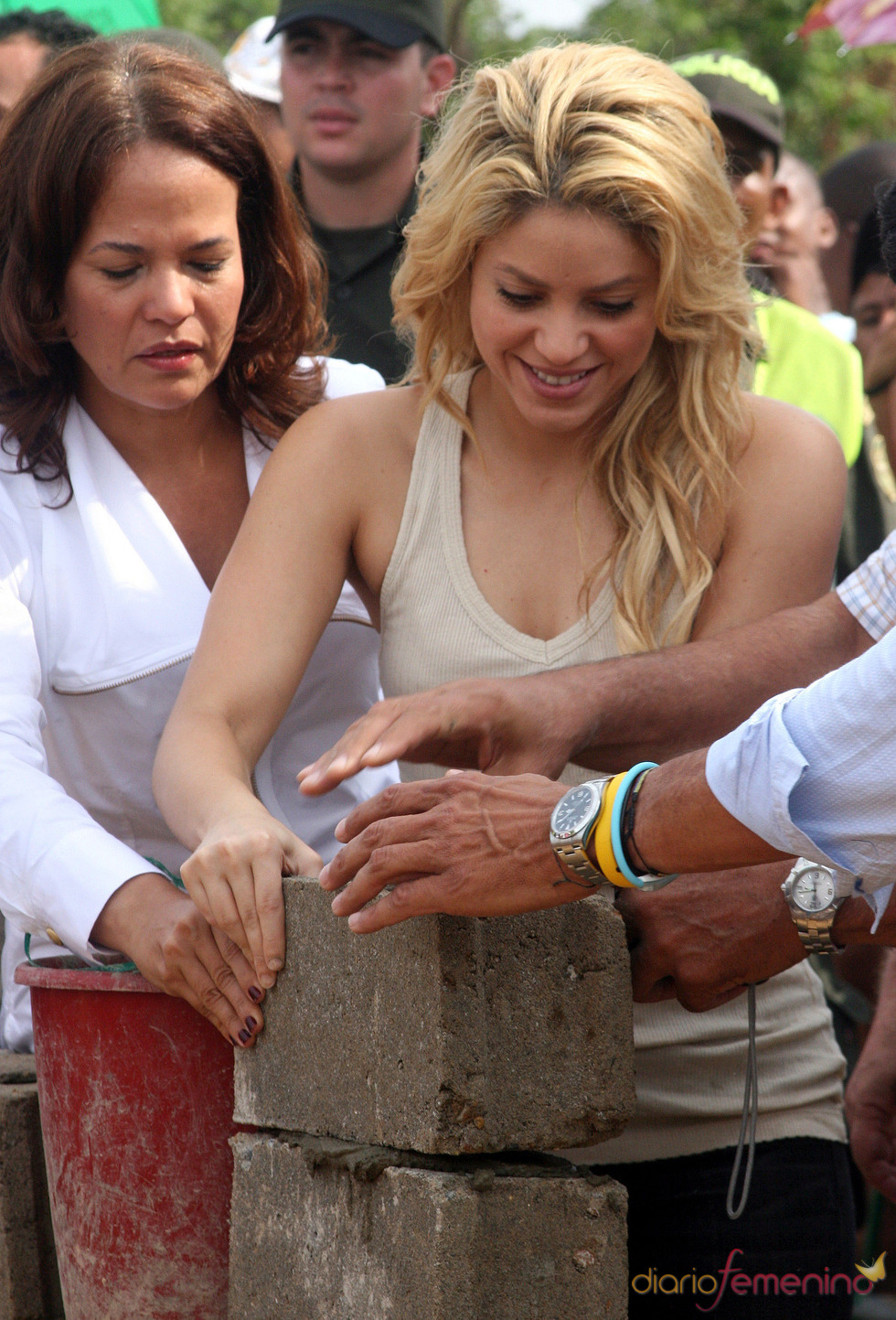 Shakira pone la primera piedra de un colegio para niños pobres