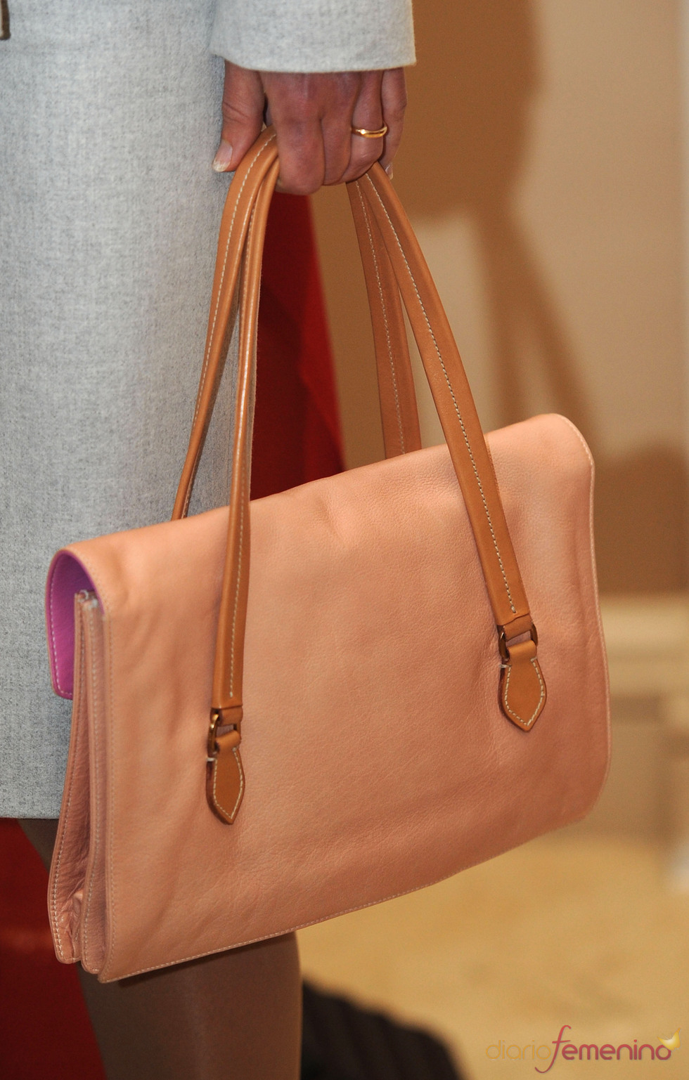 El bolso de Rania de Jordania en el almuerzo con los Príncipes de Asturias