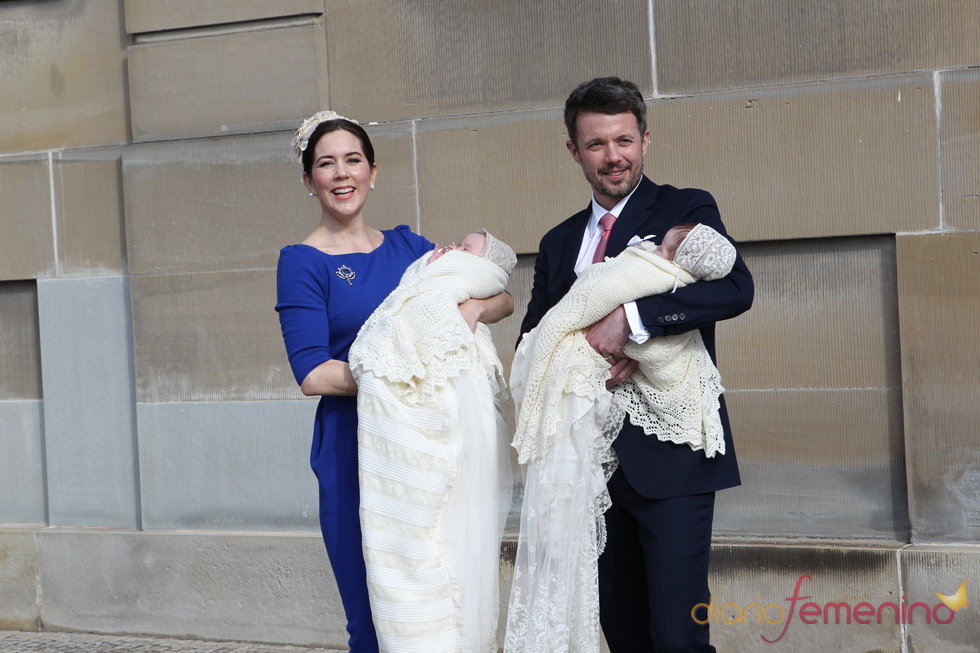 Los príncipes Federico y Mary de Dinamarca posan con sus mellizos