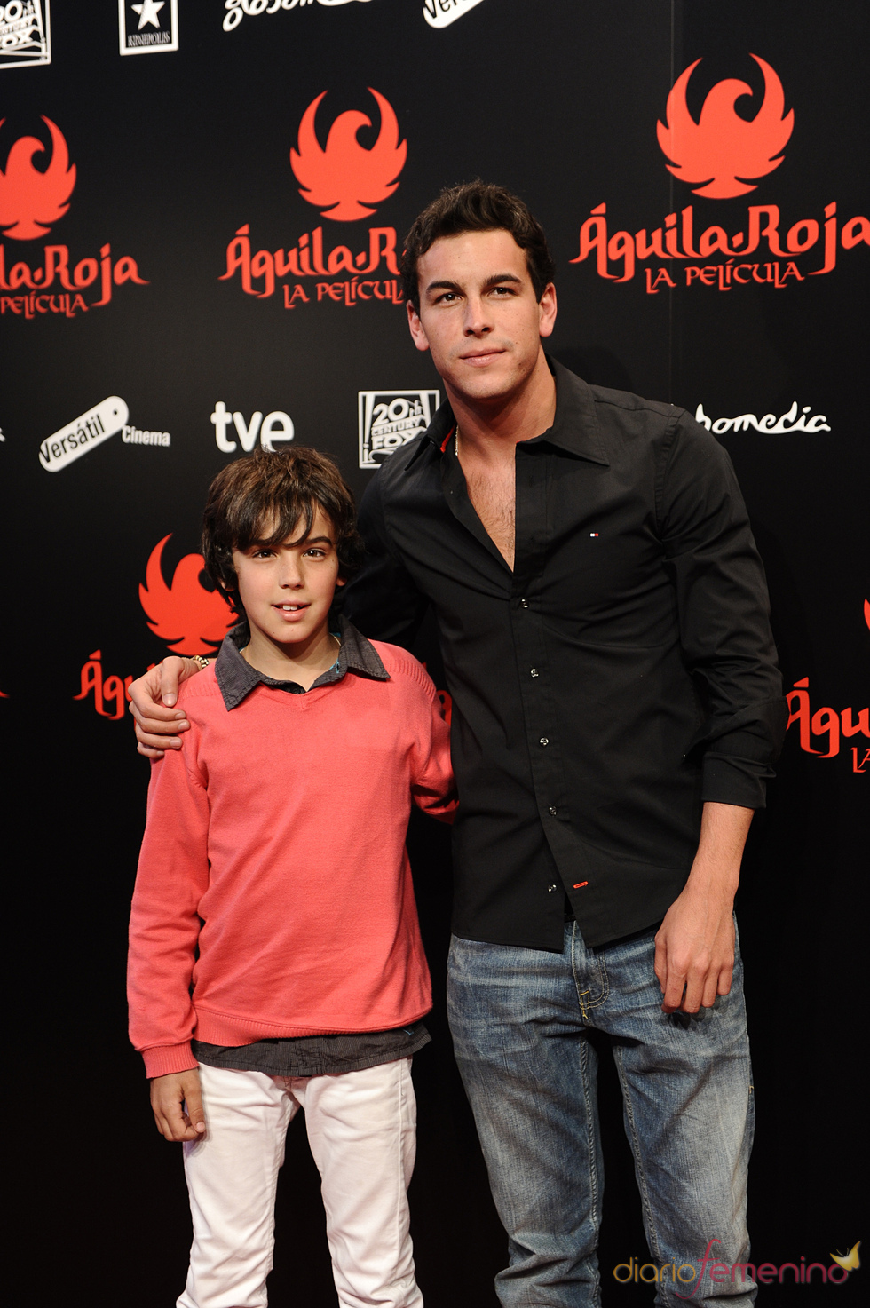 Mario Casas con su hermano Óscar en la premiere de 'Águila Roja'