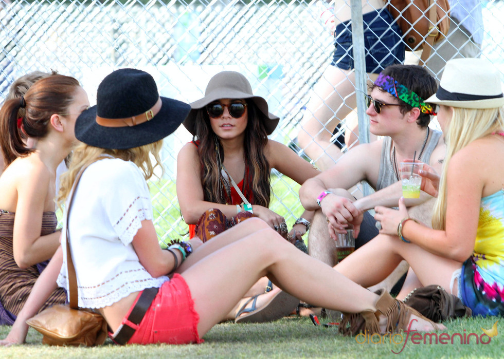 Vanessa Hudgens y Josh Hutcherson juntos en el Festival de Coachella 2011