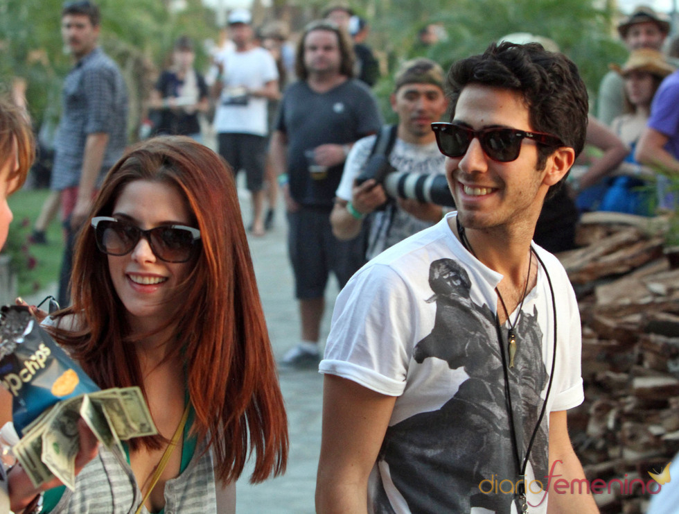 Ashley Green en compañía de un moreno en el Festival Coachella 2011