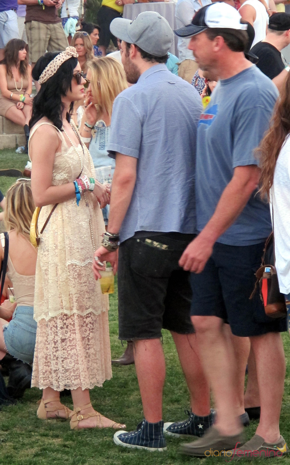 Katy Perry se deja ver por el Festival de Coachella 2011