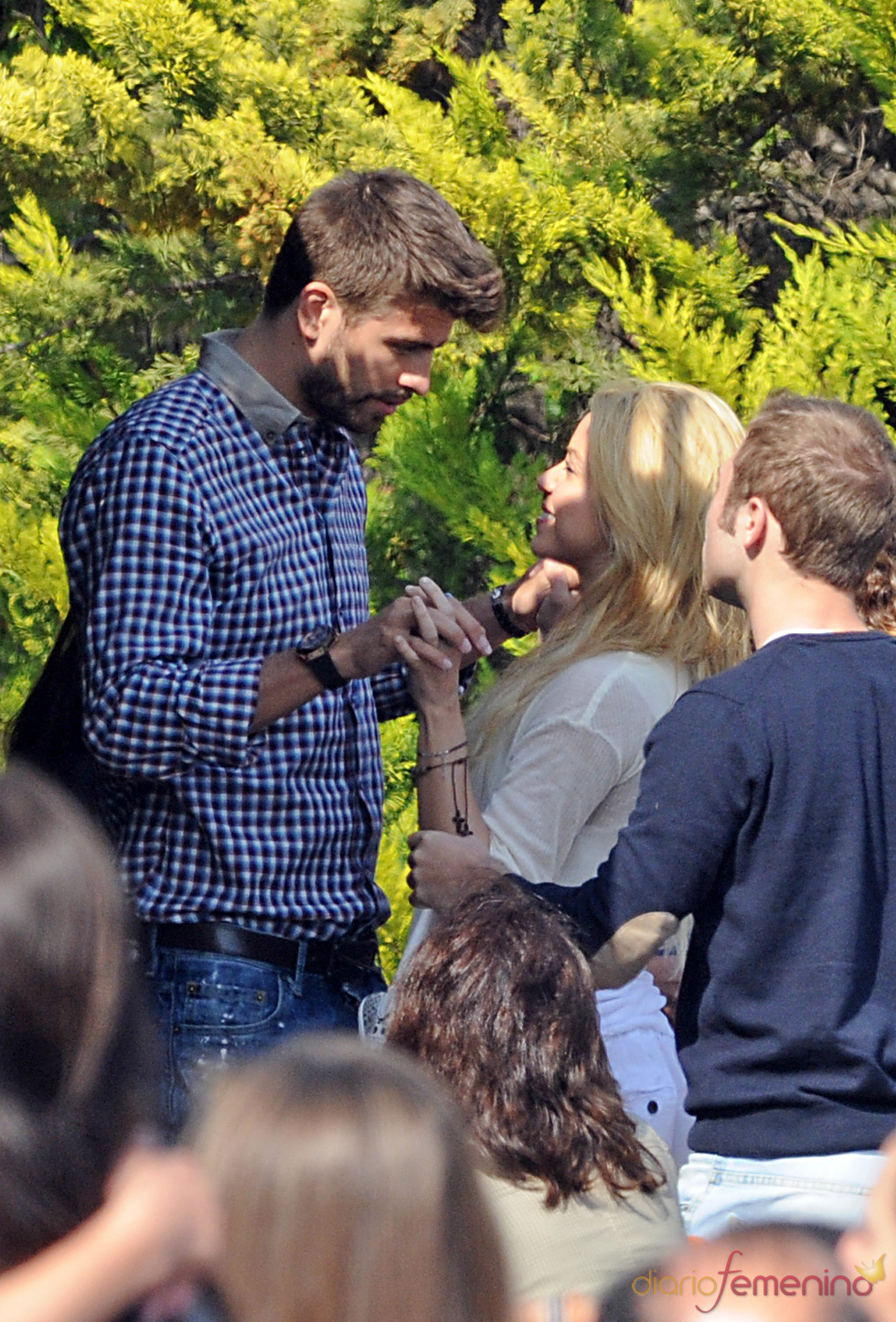 Shakira y Gerard Piqué, entrelazando sus manos