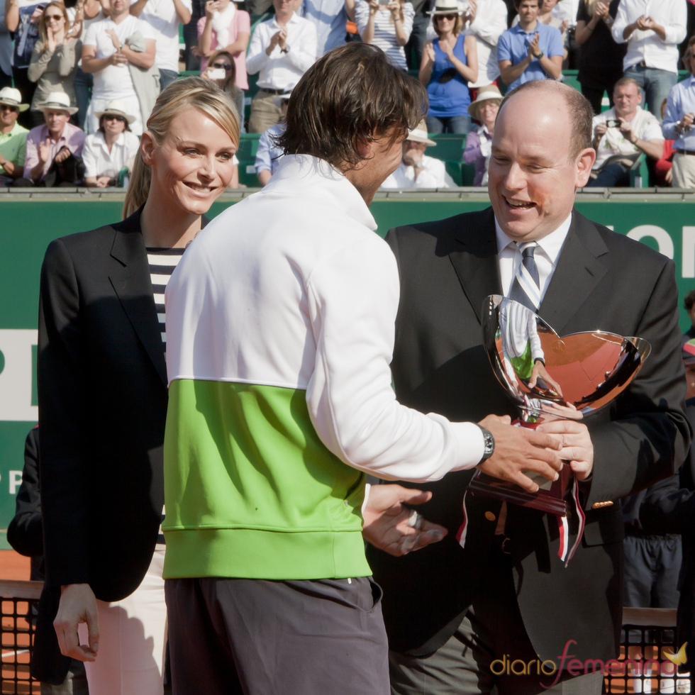 Alberto de Mónaco y Charlene Wittstock entregan a Rafa Nadal el premio de Montecarlo