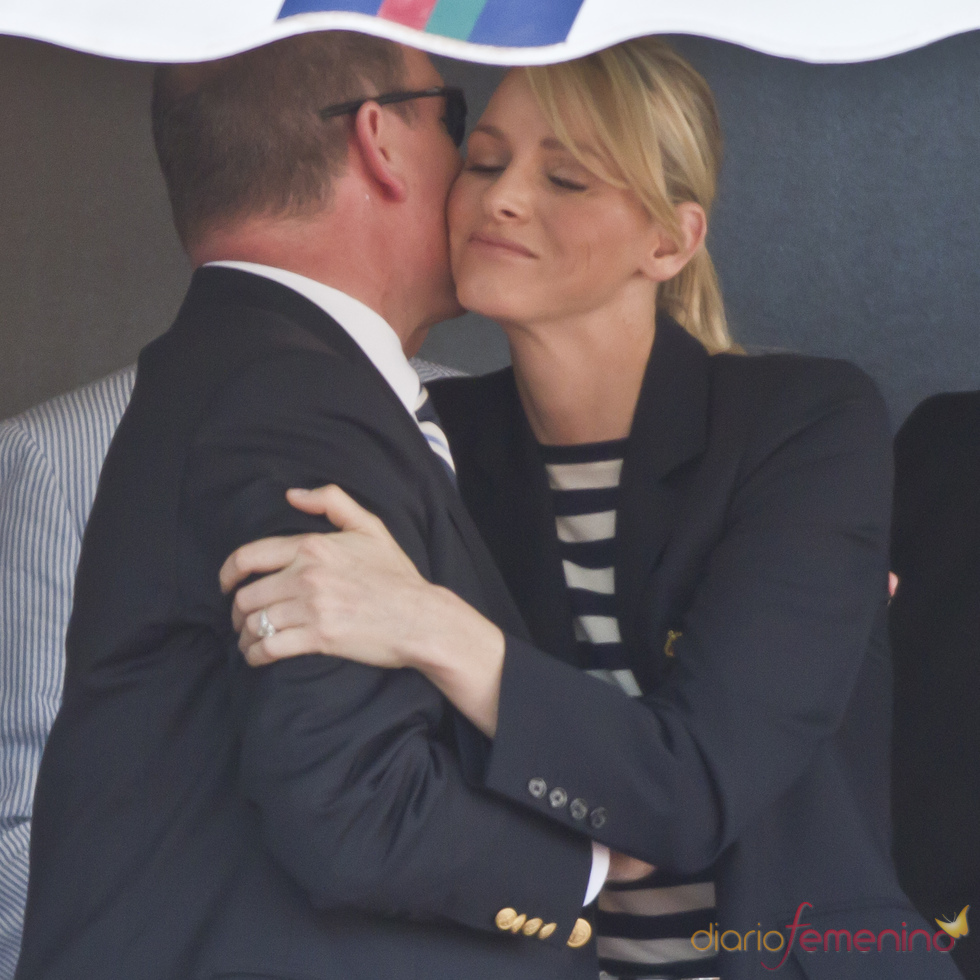 Alberto de Mónaco besa a su prometida, Charlene Wittstock