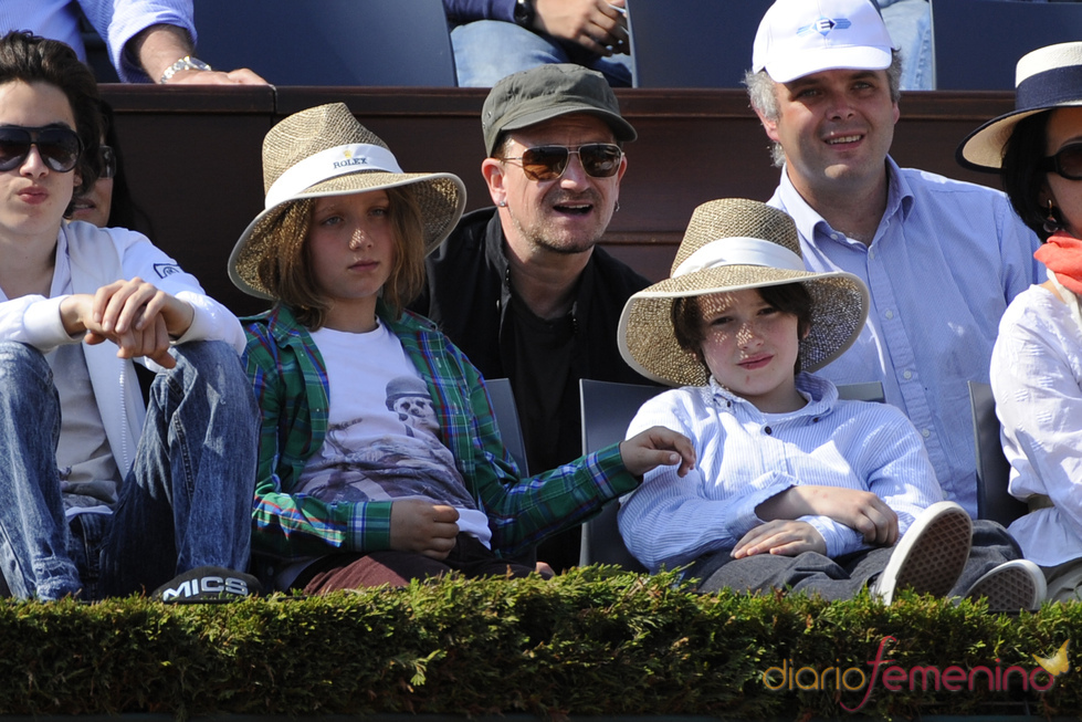 Bono, cantante de U2, y su familia, en la final del Masters de Montecarlo