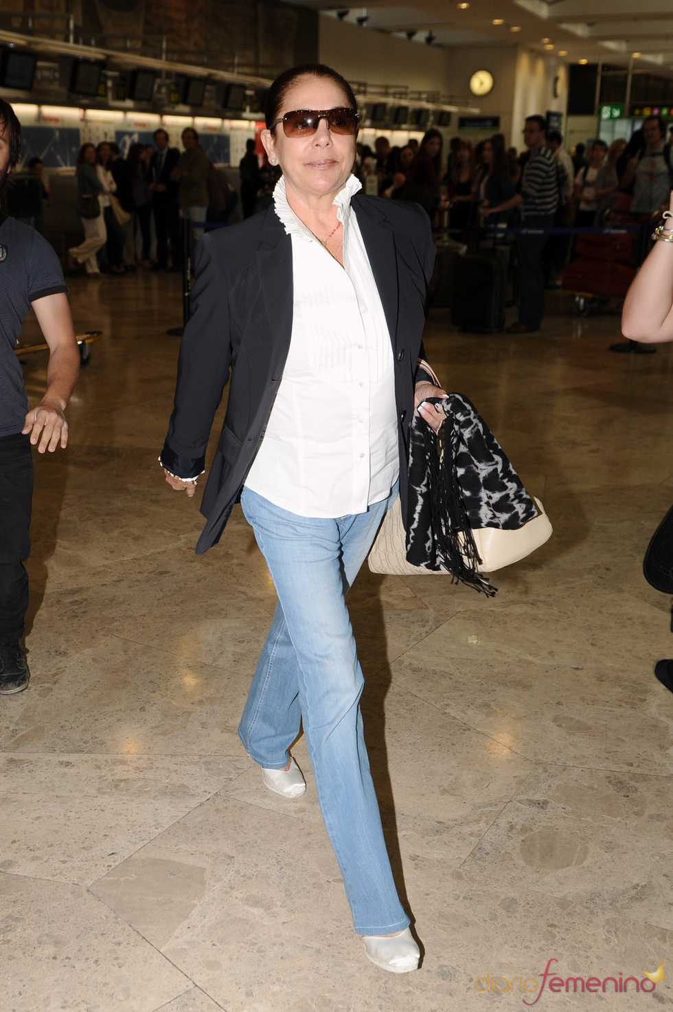 Isabel Pantoja en el aeropuerto de Barajas