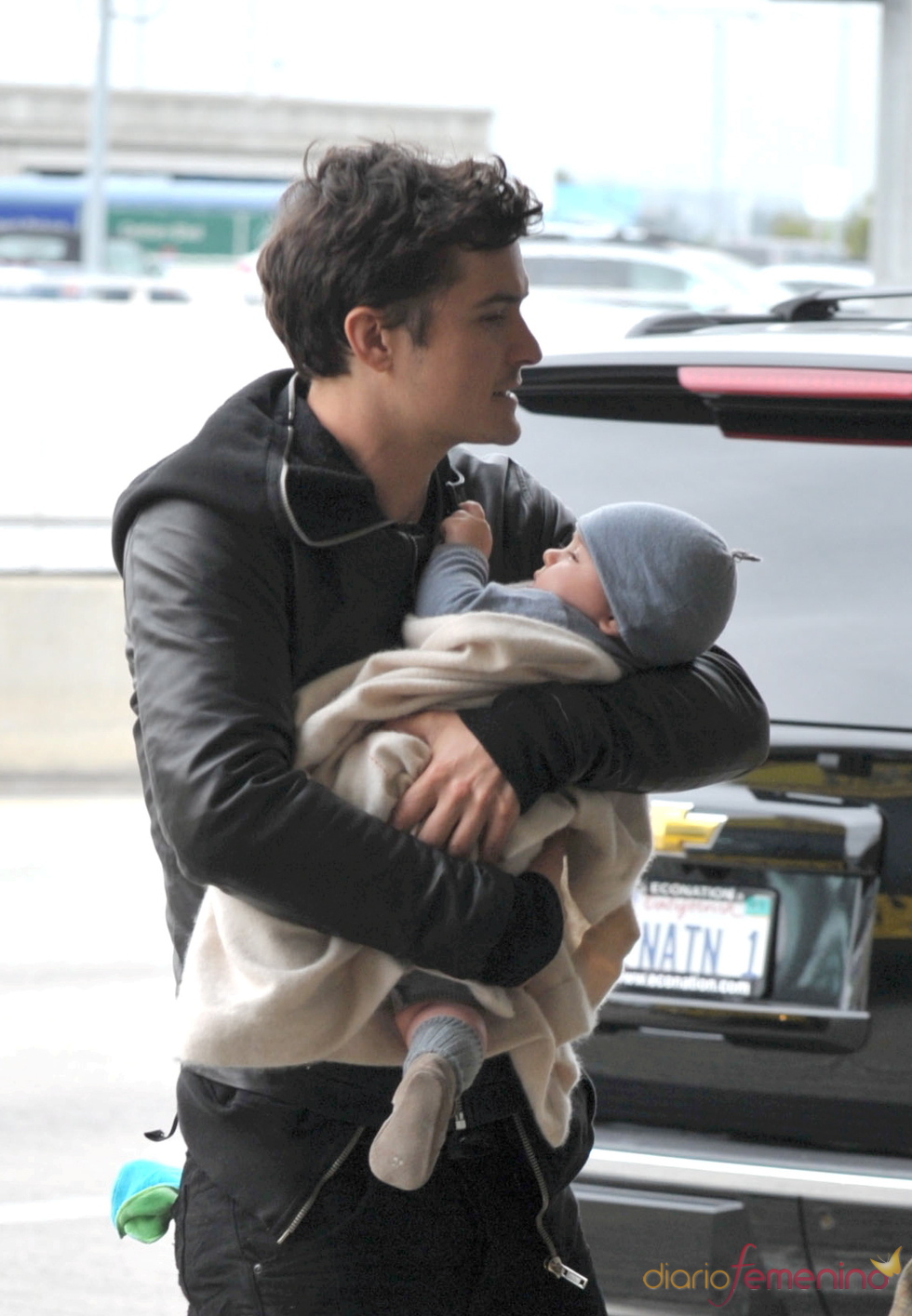 Orlando Bloom y su hijo Flynn en el aeropuerto