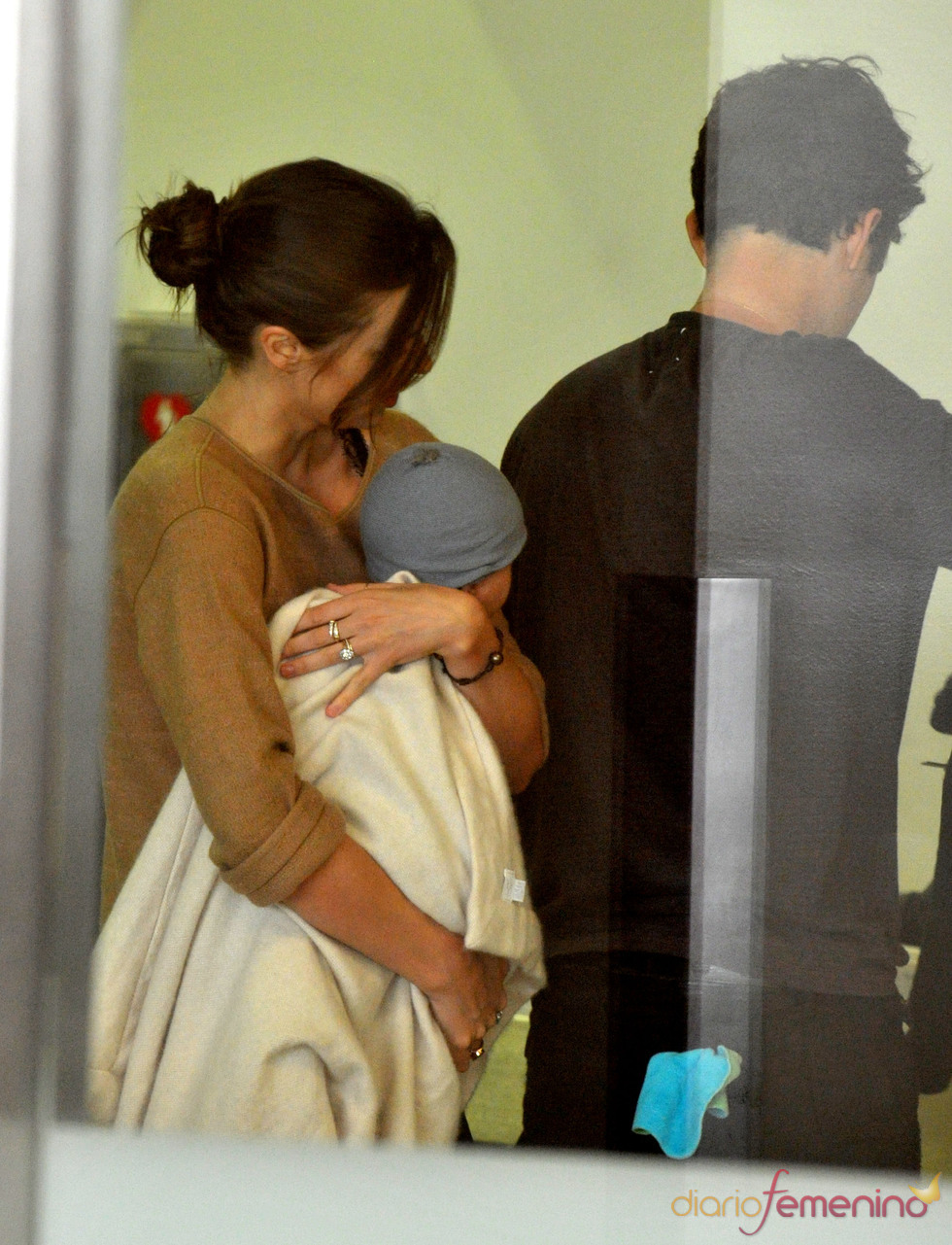 Orlando Bloom y Miranda Kerr en el aeropuerto con Flynn