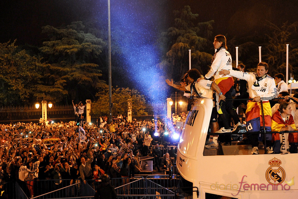 El Real Madrid viaja victorioso en autobús hasta la Cibeles